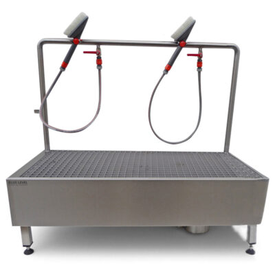 Stiefelwaschplatz mit Handwaschbürsten